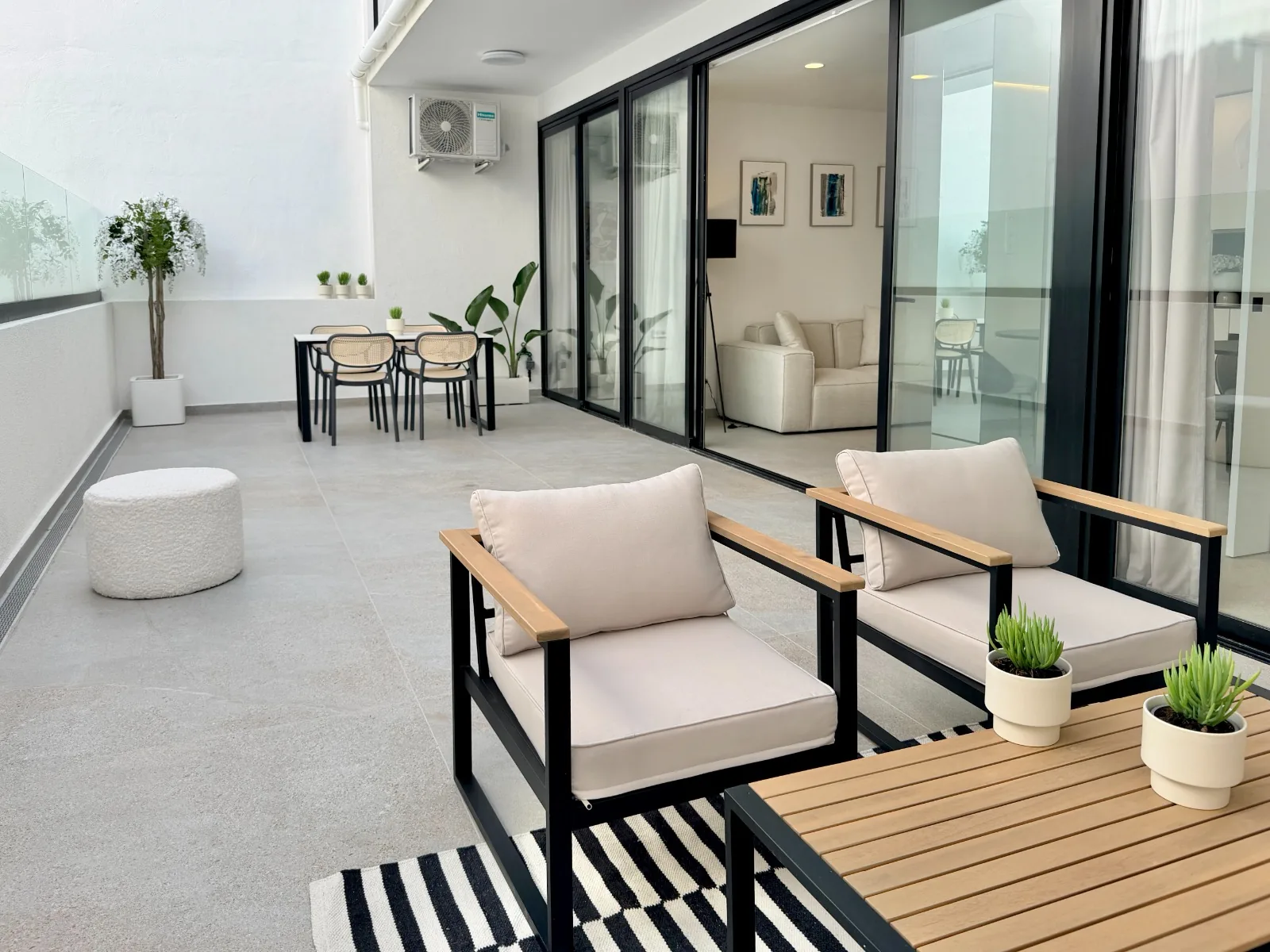 AP. 3   Nowoczesny apartament z przestronnym tarasem w Los Abrigos na Teneryfie, 3- pokojowy na Teneryfie — zdjęcie 1 z 43