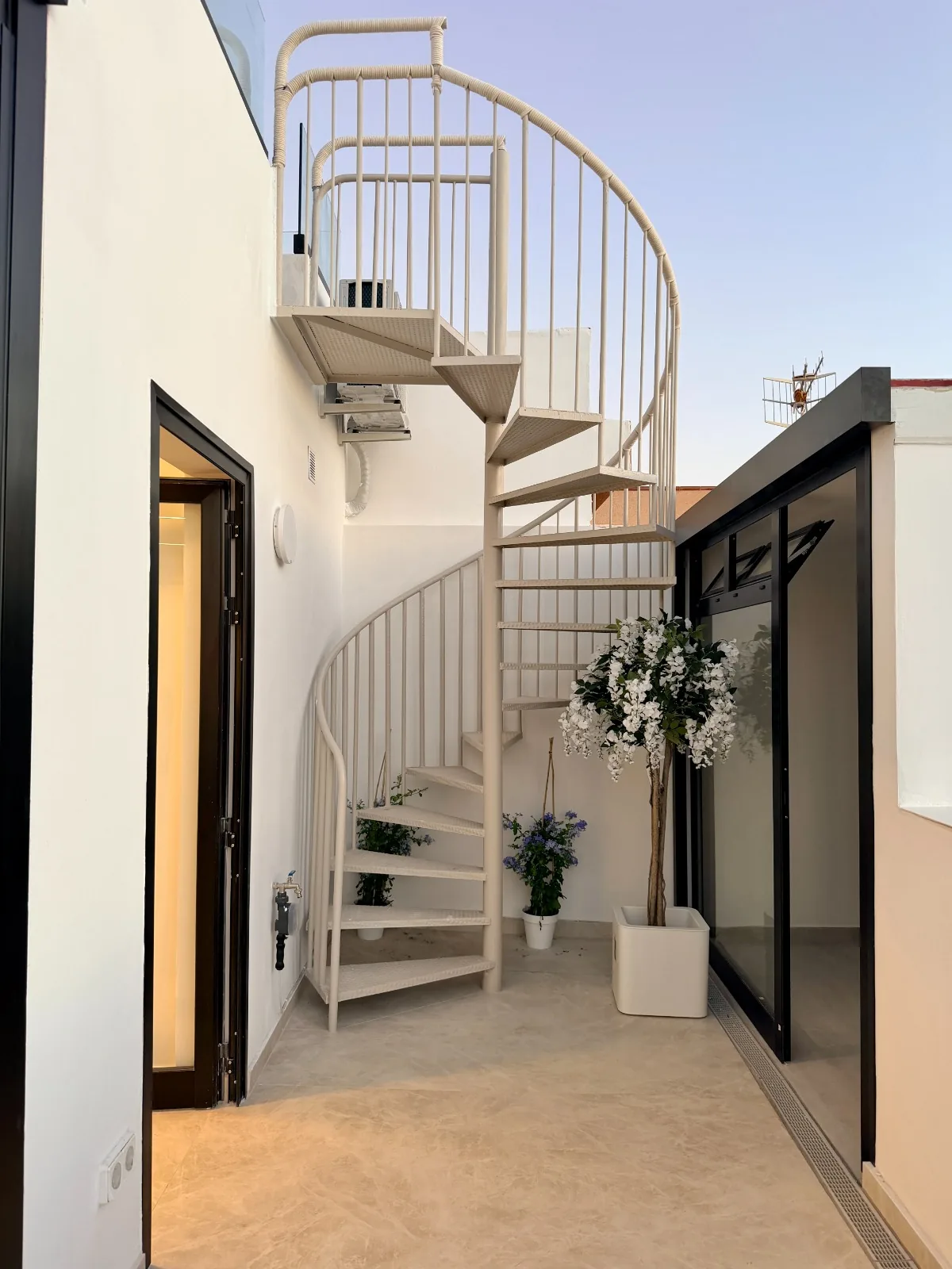 AP. 7  Apartament na sprzedaż w Los Abrigos z tarasem panoramicznym 360° na Teneryfie — zdjęcie 20 z 47