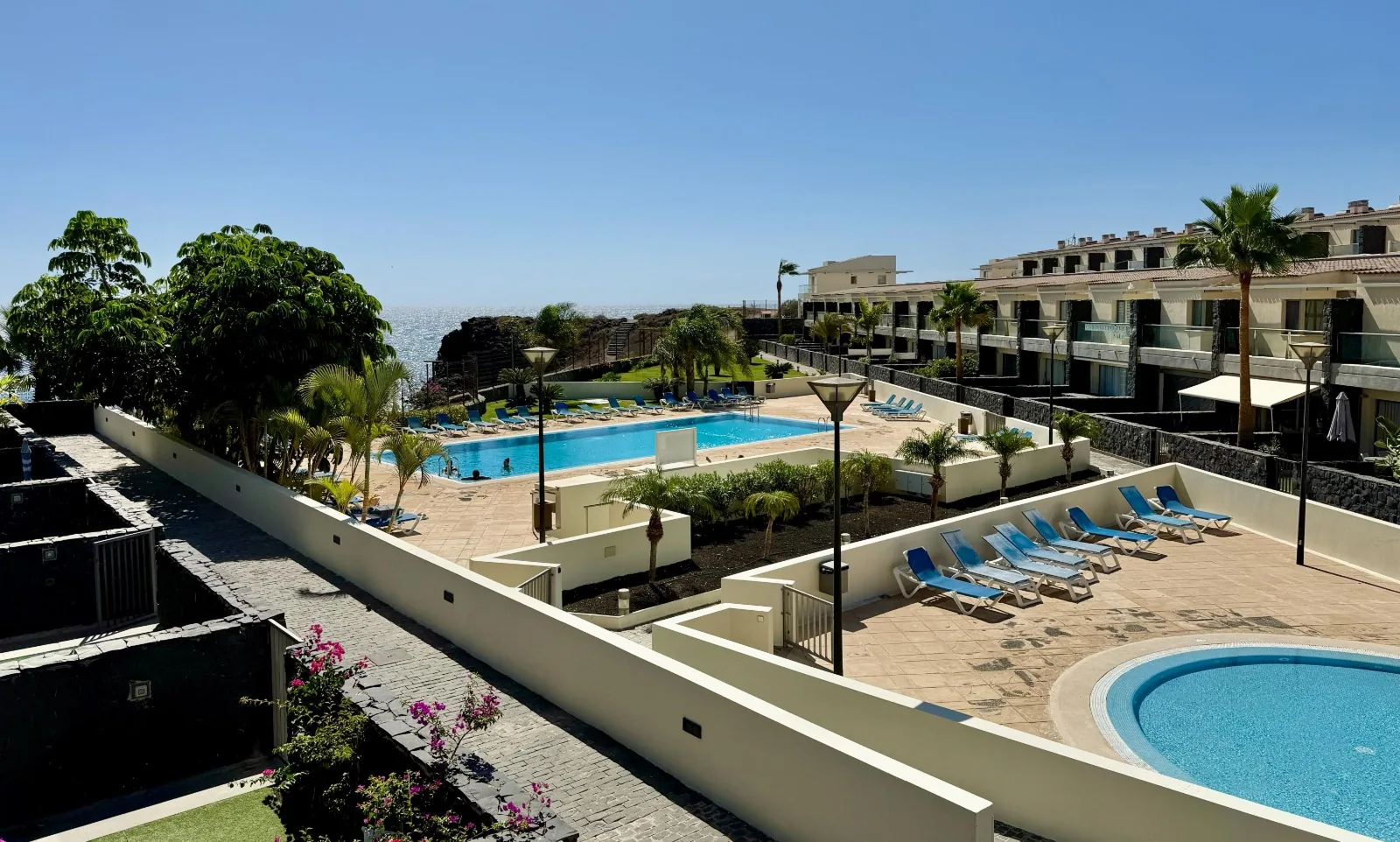 Przestronny dwupoziomowy apartament 135 m² z ogrodem, tarasem i basenem – Amarilla Golf, Teneryfa na Teneryfie